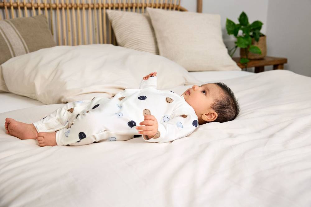 Lässig Baby Schlafoverall - Bio Baumwolle, Smile, Milky 2025