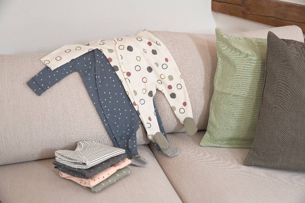 Lässig Baby Schlafanzug mit Füßen - Bio Baumwolle, Circles, Weiß Rabatt