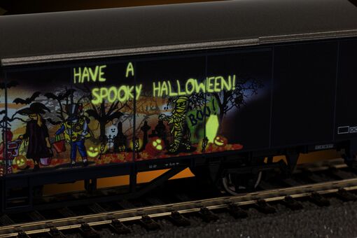 Piko Gedeckter Güterwagen "Halloween" Artikelnummer: 27704 Exklusive Angebote