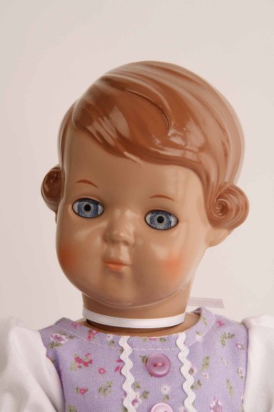 Schildkröt Manufaktur Puppe Inge 34 cm braune Malhaare, blaue Augen, Dirndl lila Fabrik Onlineshop