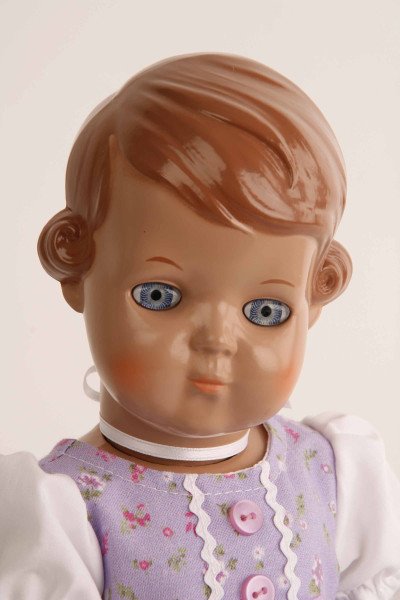 Schildkröt Manufaktur Puppe Inge 34 cm braune Malhaare, blaue Augen, Dirndl lila Fabrik Onlineshop