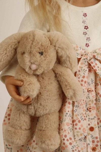 Schildkröt Manufaktur Puppe Johanna von Brigitte Paetsch 70 cm sitzend, blonde Haare, Kleidung weiß/rose Rabatt