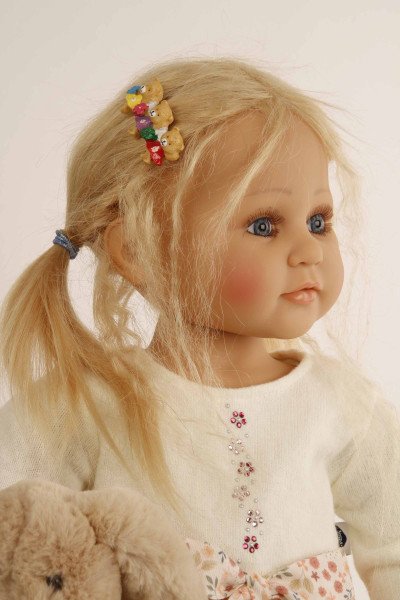 Schildkröt Manufaktur Puppe Johanna von Brigitte Paetsch 70 cm sitzend, blonde Haare, Kleidung weiß/rose Rabatt