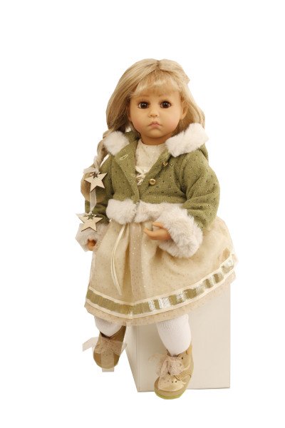 Schildkröt Manufaktur Puppe Elena sitzend 53 cm von Sybille Sauer blonde Haare, Winterkleidung gold/grün