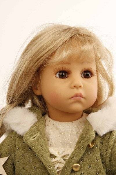 Schildkröt Manufaktur Puppe Elena sitzend 53 cm von Sybille Sauer blonde Haare, Winterkleidung gold/grün Wochenangebot