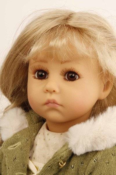Schildkröt Manufaktur Puppe Elena sitzend 53 cm von Sybille Sauer blonde Haare, Winterkleidung gold/grün Wochenangebot