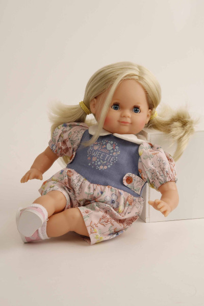 Schildkröt Manufaktur Puppe Schlummerle 32 cm blonde Haare, blaue Schlafaugen, Blumenoverall Letzte 2 Tage
