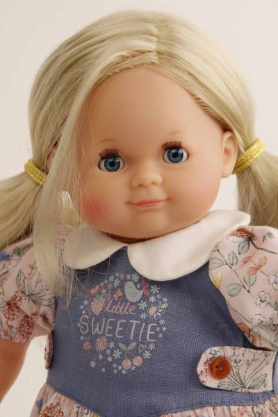 Schildkröt Manufaktur Puppe Schlummerle 32 cm blonde Haare, blaue Schlafaugen, Blumenoverall Letzte 2 Tage