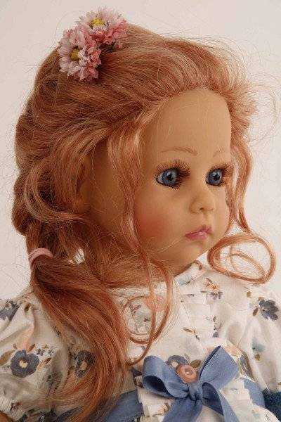 Schildkröt Manufaktur Puppe Elena sitzend 53 cm von Sybille Sauer rote Haare, festliches Kleid in blau/weiss Cyber Monday