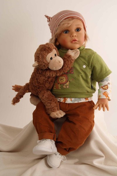 Schildkröt Manufaktur Puppe Aaron 60 cm von Gudrun Legler, blonde Haare, Kleidung Dschungel Zeitlich begrenztes Angebot