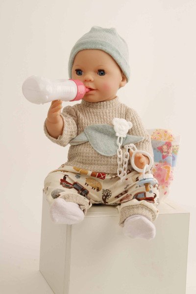 Schildkröt Manufaktur Trink + Näßbaby "Finn" 40 cm mit Malhaar und blauen Schlafaugen, Kleidung Bauernhof Blitzangebot