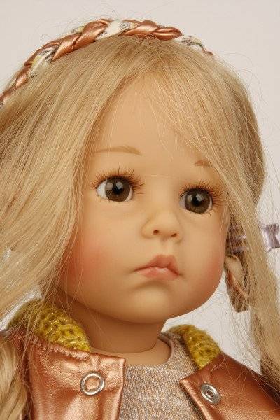 Schildkröt Manufaktur Puppe Elena sitzend 53 cm von Sybille Sauer blonde Haare, Kleiudng beige/braun/rotgold Black Friday