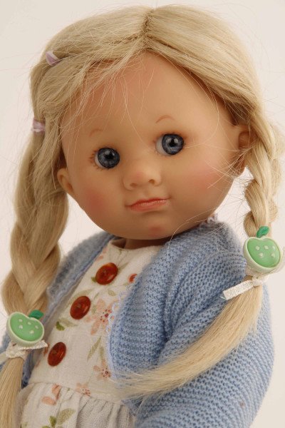 Schildkröt Manufaktur Puppe Müller-Wichtel Pia 30 cm blonde Haare, Blumenkleidung Zeitlich begrenztes Angebot