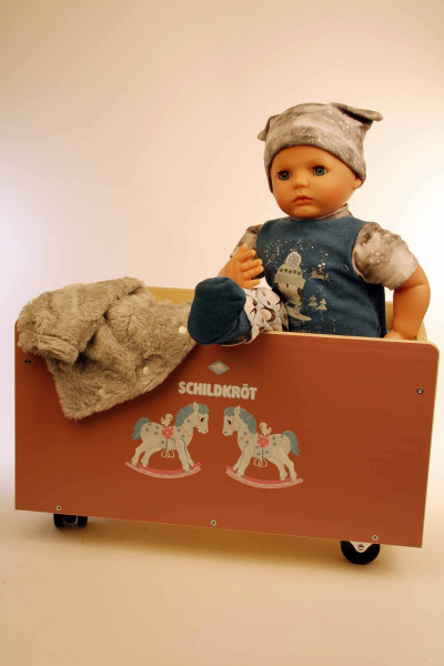 Schildkröt Manufaktur Puppe Peterle 52 cm mit Malhaar, blauen Schlafaugen, Pinguinkleidung VIP-Rabatte