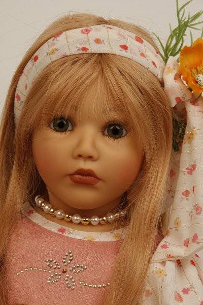 Schildkröt Manufaktur Puppe Carolina sitzend 53 cm von Sybille Sauer rotblonde Haare, Sommerkleid Online