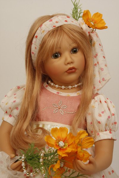 Schildkröt Manufaktur Puppe Carolina sitzend 53 cm von Sybille Sauer rotblonde Haare, Sommerkleid Online