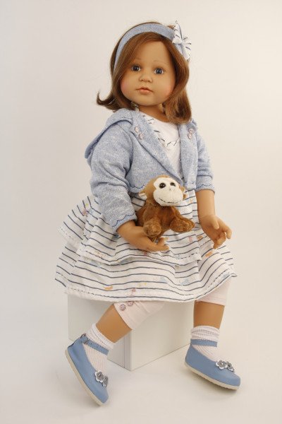 Schildkröt Manufaktur Puppe Johanna von Brigitte Paetsch 70 cm sitzend, braune Haare, Kleidung blau/weiss Outlet