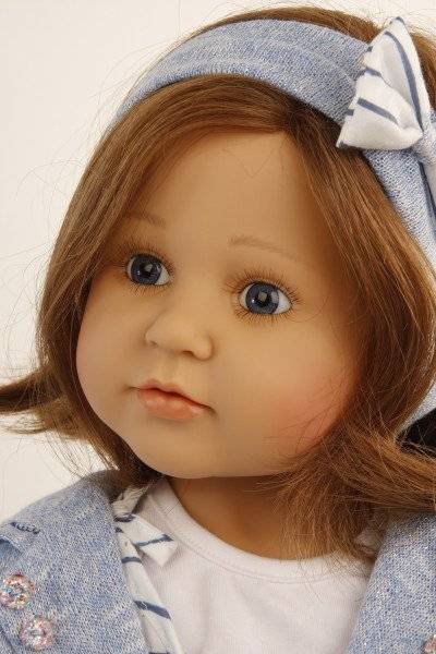 Schildkröt Manufaktur Puppe Johanna von Brigitte Paetsch 70 cm sitzend, braune Haare, Kleidung blau/weiss Outlet