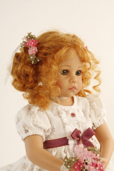 Schildkröt Manufaktur Puppe Elena sitzend 53 cm von Sybille Sauer rote Haare, festliches Kleid Begrenztes Angebot