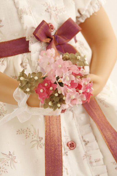 Schildkröt Manufaktur Puppe Elena sitzend 53 cm von Sybille Sauer rote Haare, festliches Kleid Begrenztes Angebot