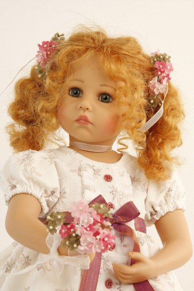 Schildkröt Manufaktur Puppe Elena sitzend 53 cm von Sybille Sauer rote Haare, festliches Kleid Begrenztes Angebot