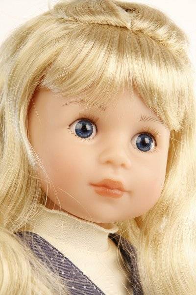 Schildkröt Manufaktur Stehpuppe Yella 46 cm blonde Haare, Kleidung weiss/blau Exklusivangebot