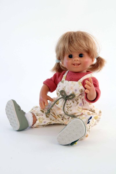 Schildkröt Manufaktur Puppe Müller-Wichtel Ida 25 cm blonde Haare, Blumenoverall Valentinstagsangebot