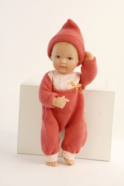 Schildkröt Manufaktur Puppe Mein 1. Baby 28 cm mit Malhaar, braunen Schlafaugen, Strickkleidung rot Kauf eins, bekomm eins gratis