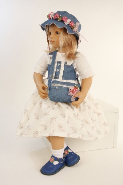 Schildkröt Manufaktur Puppe Alina sitzend von Sieglinde Frieske, blonde Haare, blaue Augen Kleidung blau/weiss Kostenlose Rückgabe