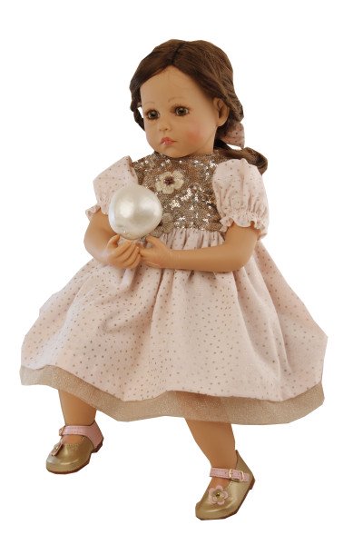 Schildkröt Manufaktur Puppe Elena sitzend 53 cm von Sybille Sauer braune Haare, festliches Kleid rose/rotgold