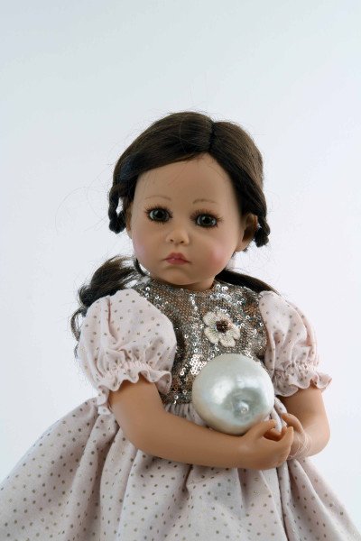 Schildkröt Manufaktur Puppe Elena sitzend 53 cm von Sybille Sauer braune Haare, festliches Kleid rose/rotgold Vierteljährliche Förderung