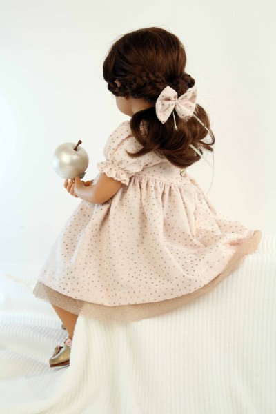 Schildkröt Manufaktur Puppe Elena sitzend 53 cm von Sybille Sauer braune Haare, festliches Kleid rose/rotgold Vierteljährliche Förderung