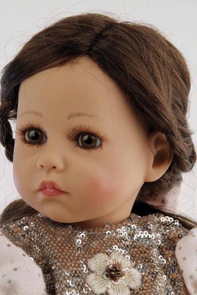 Schildkröt Manufaktur Puppe Elena sitzend 53 cm von Sybille Sauer braune Haare, festliches Kleid rose/rotgold Vierteljährliche Förderung
