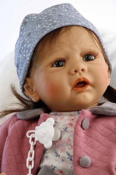 Schildkröt Manufaktur Baby Pina 52 cm von Karola Wegerich , braune Haare, Kleidung rose/grau/blau Nur noch ein Tag übrig