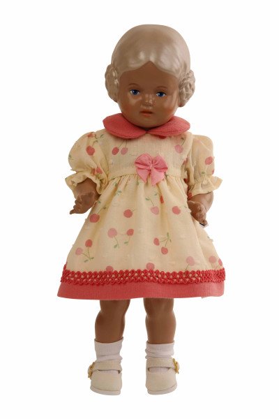 Schildkröt Manufaktur Puppe Bärbel 25 cm blonde Malhaare, blaue Malaugen, Sommerkled Kirschen