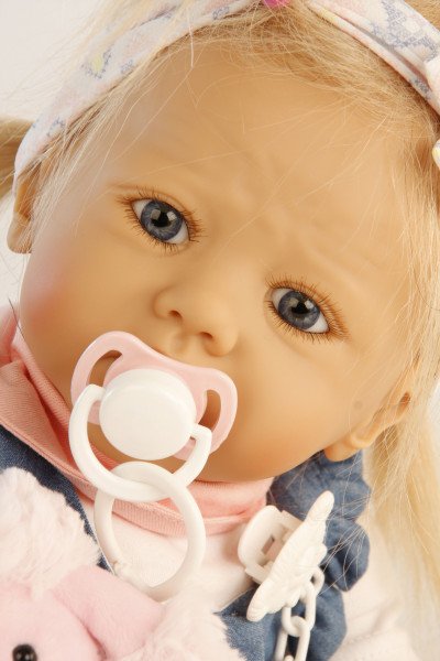 Schildkröt Manufaktur Baby Pina 52 cm von Karola Wegerich , blonde Haare, Kleidung weiss/blau/rose Begrenzt auf 3 Tage