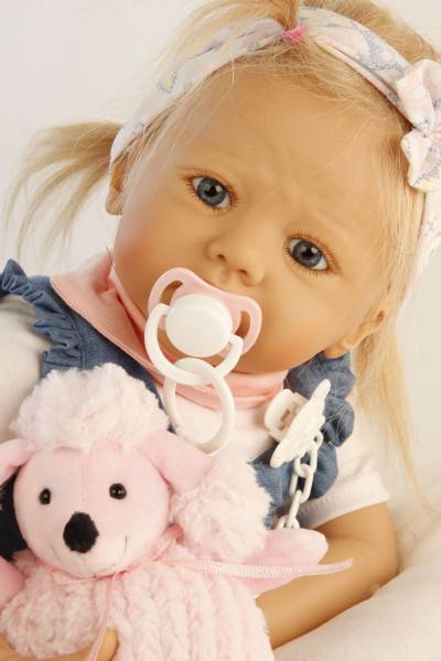 Schildkröt Manufaktur Baby Pina 52 cm von Karola Wegerich , blonde Haare, Kleidung weiss/blau/rose Begrenzt auf 3 Tage