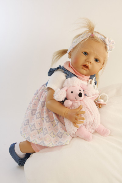 Schildkröt Manufaktur Baby Pina 52 cm von Karola Wegerich , blonde Haare, Kleidung weiss/blau/rose Begrenzt auf 3 Tage