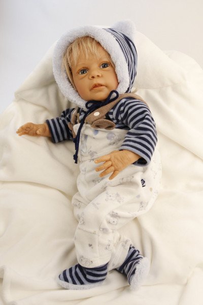 Schildkröt Manufaktur Puppe Leon 50 cm von Gudrun Legler blonde Haare, Kleidung blau/weiss zollfrei