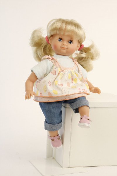 Schildkröt Manufaktur Puppe Schlummerle 32 cm blonde Haare, blaue Schlafaugen, Sommerkleidung bunt Lagerräumung
