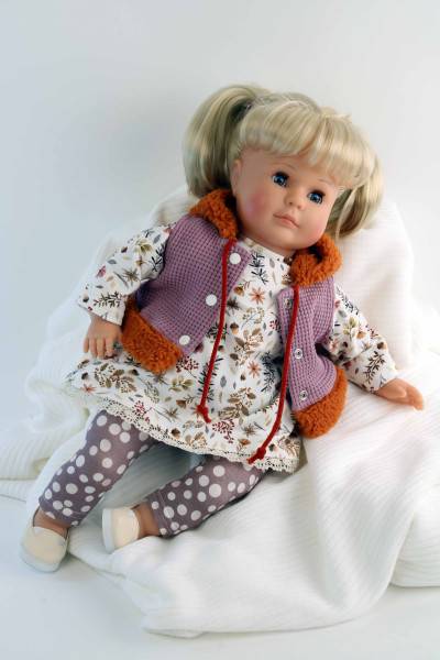 Schildkröt Manufaktur Puppe Hanni 45 cm blonde Haare, blaue Schlafaugen, Kleidung lila/weiss/braun Günstig kaufen
