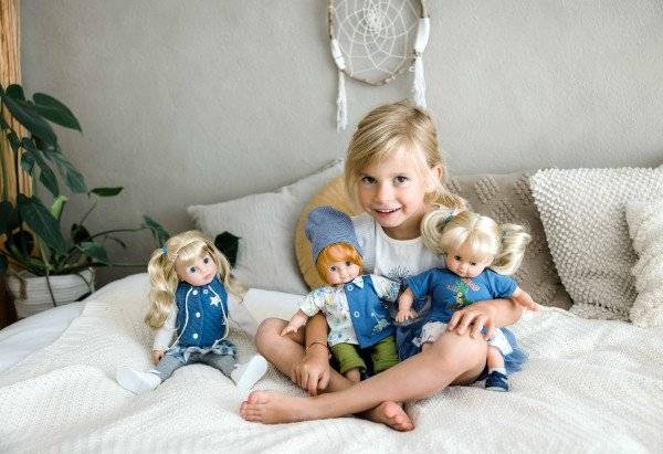 Schildkröt Manufaktur Puppe Schlummerle 32 cm blonde Haare, blaue Schlafaugen, Sommerkleidung Dino Heißer Verkauf