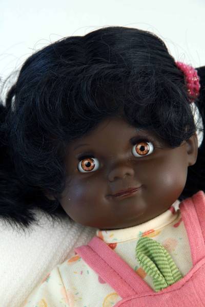 Schildkröt Manufaktur Puppe Schlummerle Gr. 32 schwarze Haare, braune Schlafaugen, Kleidung rose/gelb/grün Zeitlich begrenztes Angebot