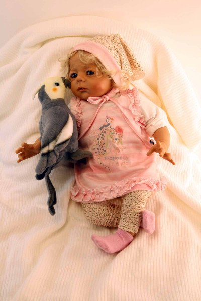 Schildkröt Manufaktur Baby Colette 50 cm von Karola Wegerich blonde Haare, Kleidung rose/weiss/beige Begrenzt auf 3 Tage