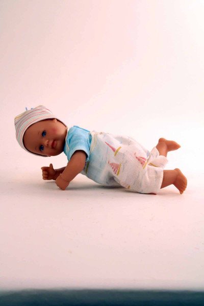 Schildkröt Manufaktur Puppe Mein 1. Baby 28 cm mit Malhaar und blauen Malaugen, maritime Kleidung blau/weiss zollfrei