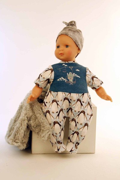 Schildkröt Manufaktur Puppe Schlenkerle 37 cm mit Malhaar und blauen Malaugen, Kleidung mit Pinguinprint Hotsell