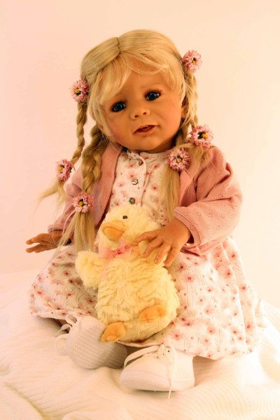 Schildkröt Manufaktur Puppe Femke 60 cm von Karola Wegerich blonde Haare, Kleidung rose/weiss Versandkostenfrei