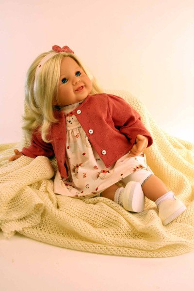 Schildkröt Manufaktur Puppe Klara 52 cm blonde Haare, blaue Schlafaugen, Kleidung Mäuschen Großer Ausverkauf
