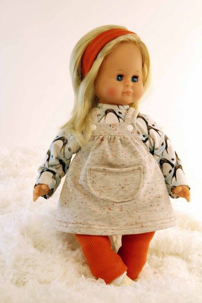 Schildkröt Manufaktur Puppe Schlummerle 37 cm blonde Haare, blaue Schlafaugen, Pinguinkleidung Saisonschlussverkauf