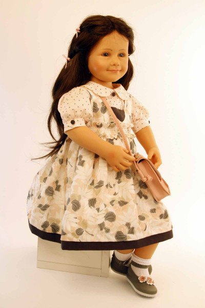 Schildkröt Manufaktur Puppe Jenny sitzend 65 cm von Sieglinde Frieske braune Haare, Kleidung weiss/rose/braun Weihnachtsangebot